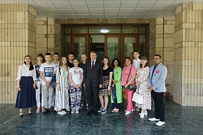 Students from St Petersburg visited New Delhi Students from St Petersburg visited New Delhi