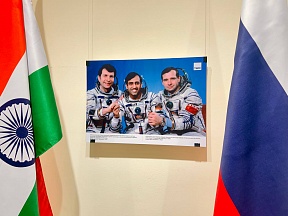 В Русском доме в Нью-Дели открылась фотовыставка, приуроченная к 40-летию полета первого космонавта Индии Р.Шармы В Русском доме в Нью-Дели открылась фотовыставка, приуроченная к 40-летию полета первого космонавта Индии Р.Шармы