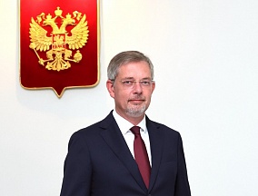 Посол России в Индии Д.Е.Алипов в интервью "Первому каналу" рассказал о совместных проектах в сферах мирного атома и освоения космоса, а также развитии двустороннего торгово-экономического сотрудничества Посол России в Индии Д.Е.Алипов в интервью "Первому каналу" рассказал о совместных проектах в сферах мирного атома и освоения космоса, а также развитии двустороннего торгово-экономического сотрудничества